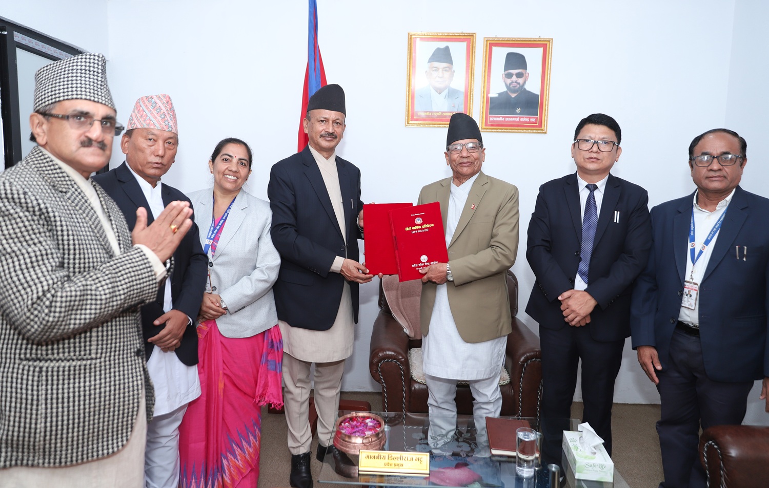 प्रदेश प्रमुख समक्ष प्रदेश लोक सेवा आयोग गण्डकीको प्रतिवेदन पेस
