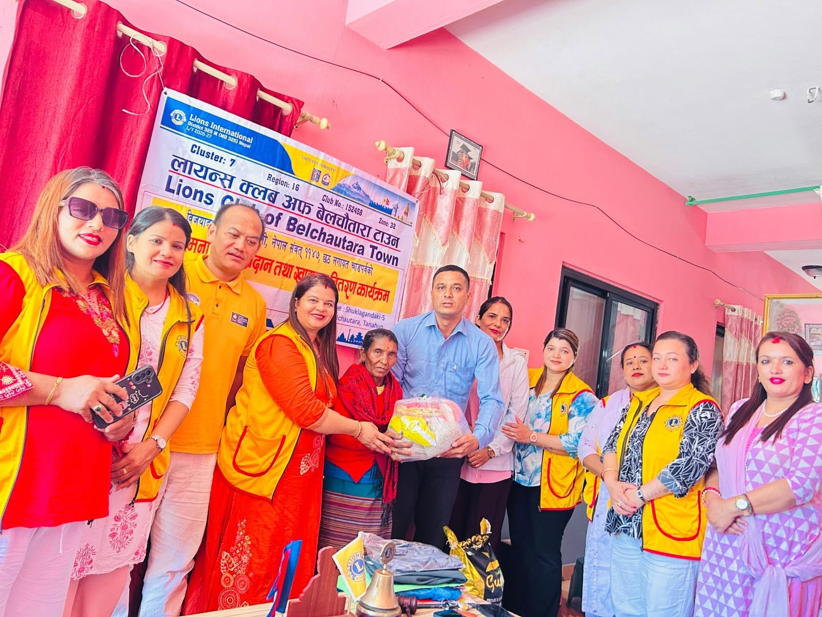 राईपुरका हुम बहादुर परिवारलाई खाद्यान्न, लत्ता कपडा र नगद प्रदान