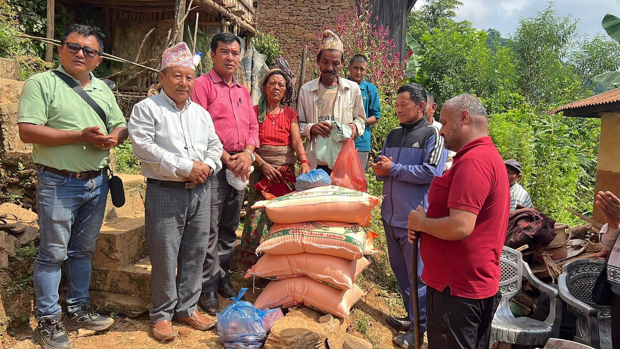 पहिरोपीडित मनबहादुर नेपालीको परिवारलाई राहत सामग्री वितरण